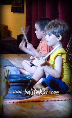 alt="Pentas Angklung & Recycle Music oleh the Spring School Ubud"