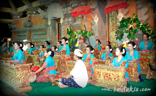 alt="Odalan at Pura Dalem Puri Peliatan Temple: Nov 2016"