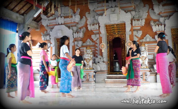 Tari Legong Sri Padma